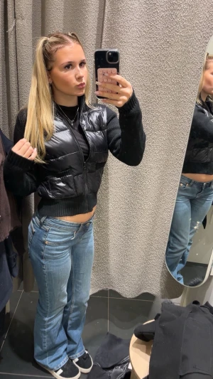 Jeans - Säljer dessa jeans eftersom att de är för små. De är mid waist. 