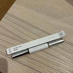 CAIA Double Take ögonpenna  - Säljer en CAIA Double Take eye pen med två ändar, ena sidan är en brun ögonskugga och den andra en eyeliner. Aldrig använd. Nypris 265kr
