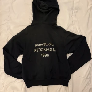 Acne studios hoodie - Fet acne hooide i 10/10 skick, inga defekter. Storlek herr xs men väldigt stor i storlek så sitter som s/m! Kvitto finns så hör av er vid intresse!