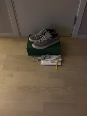 Diemme skor - Tjabba. Säljer dessa Diemmeskor i superskick. Sulan är ytterst smutsig men går att tvätta bort lätt. Skorna är i storlek 43, men passar också 44. Om du har några funderingar är det bara att skriva!🤝