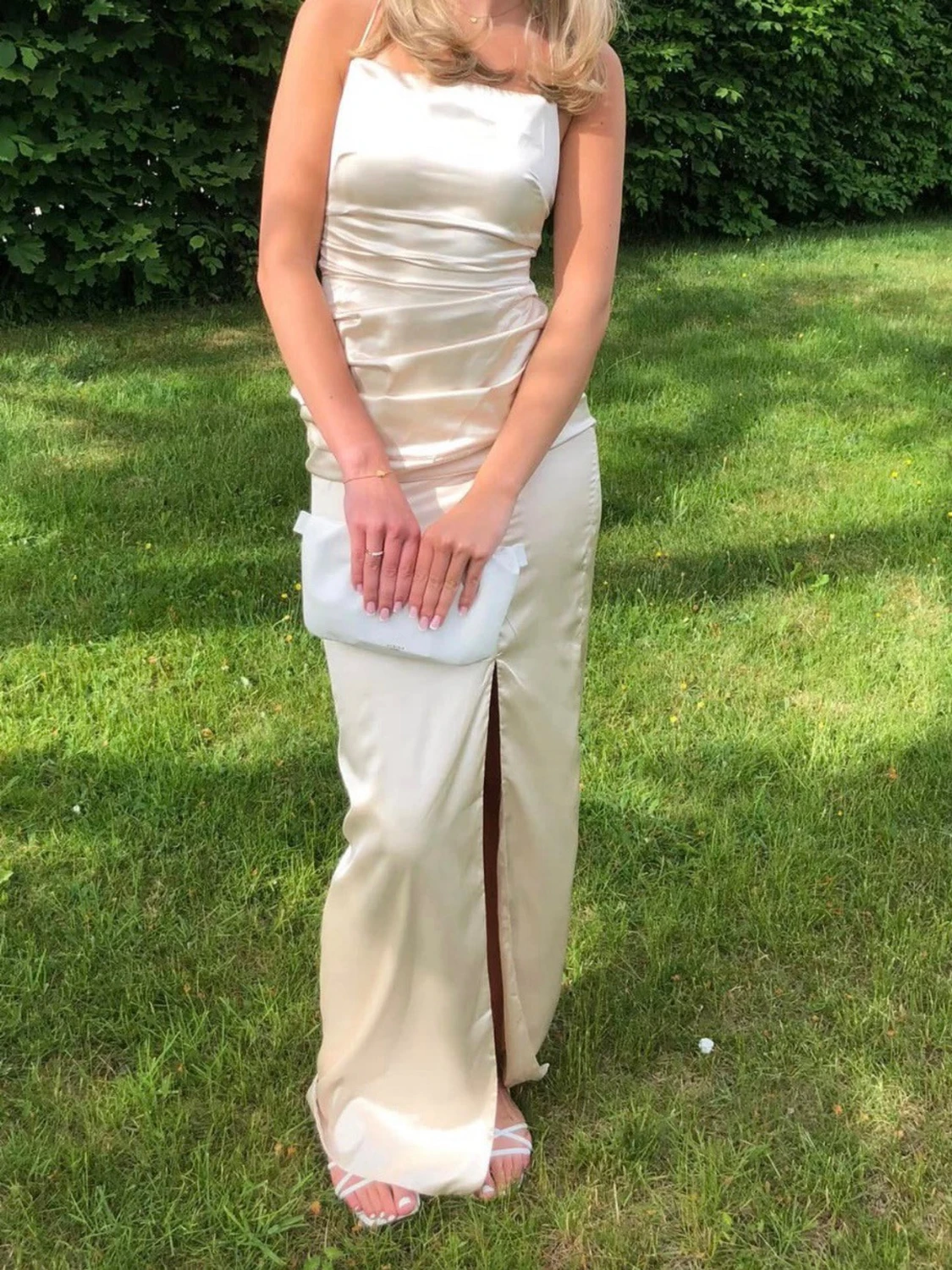 Champagnefärgad balklänning