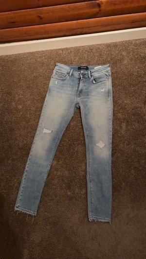 Replay ljusblå slim jeans med slitningar - Säljer ett par ljusblå skinny jeans från Replay med snygga slitningar. Vid frågor och funderingar är det bara att höra av sig! 🙌🏻