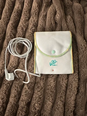 Clairol Benders 20 Heated Hair Rollers - Vintage Clairol Benders 20 heated hair rollers set med original väska och strömkabel. Perfekt för att skapa lockar och volym. Rollers i två färger, synligt bruksslitage på väskan men i fungerande skick. Kompakt och enkel att använda för styling hemma.