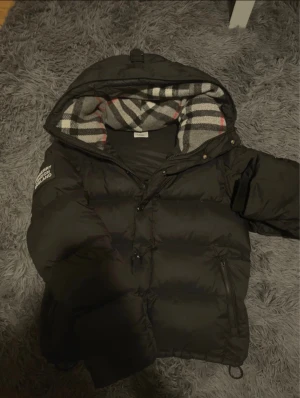 Burrbery puffer jacket  - Mycket bra och bekväm jacka och ha nu i vinter har flera jackor dragkedja funkar ej denna behövs ej och den börjar bli liten 