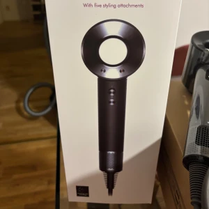 Dyson Supersonic  - Tja! Säljer denna Dyson Supersonic™ HD07 i färgen Black/Nickel (svart med metallgråa detaljer). Det är en nyare version av Supersonic med fem magnetiska stylingmunstycken och uppdaterad värmesensor för jämnare temperaturkontroll. Den är varsamt använd och fungerar felfritt. Kvitto finns! Pris och bilder går att diskutera så fråga gärna! 🙂