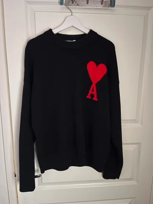 AMI Paris tröja - Svart stickad tröja från Ami Paris, tröjan är storlek M🤩. Använd fåtal gången och säljs för den inte riktigt passar min stil. Tveka inte av att höra av dig vid minsta fundering✅