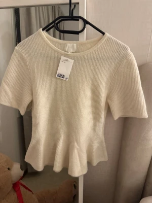 Ribbad topp med volangkant - Helt ny endast testad! Passar även storlek S