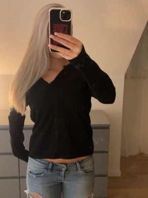 svart kofta - snygg svart kofta med långa ärmar och knappar hela vägen framtill. storlek L men sitter som en S💓💓
