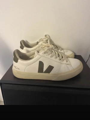 Veja sneakers  - Veja sneakers med mörkgröna detaljer💕använt under sommaren därav små defekter som visas på andra bilden! 