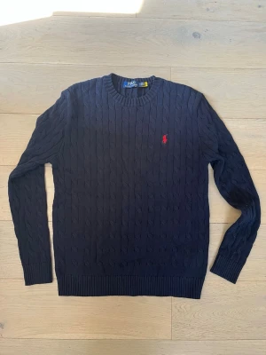 Polo Ralph Lauren sweater Ralph Lauren knit - Skick: 8/10 (väldigt bra) Färg: Navy Storlek: M Märke: Ralph Lauren Defekter: Nej Vid frågor är det bara att höra av sig:) Fraktar inom 24h📦🚚