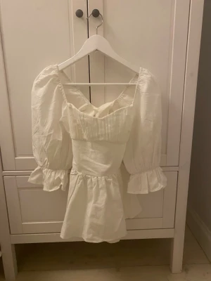 Blus från NAKD💕 - Så så fin blus från NAKD. Insåg bara att detta inte riktigt är min stil. Storlek 34, öppen rygg med snyggt knyte. Aldrig använd💞