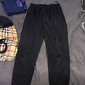 Svarta Nike Dri-Fit träningsbyxor - Såld!