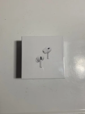 AirPods Pro (2nd Generation) with MagSafe Charging Case (USB-C) - Säljer ett par helt nya AirPods Pro (2nd Generation) med MagSafe-laddningsetui och USB-C. Produkten är i obruten förpackning och har aktiv brusreducering, transparensläge och hög ljudkvalitet. Perfekt för både musik och samtal. Inga synliga defekter eller slitage.