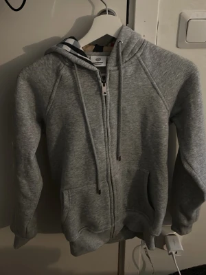 Zip up hoodie  - Säljer denna zip up hoodie eftersom den inte kommer till användning. 1:1a 