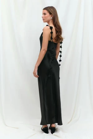 Svart långklänning med blomdetaljer - Säljer min svarta satin klänning från Gina tricot. Använt 1 gång under min bal och är i fin skick. Storleken är i 34 och jag är 163cm lång utan klackar❤️ kontakta för fler bilder