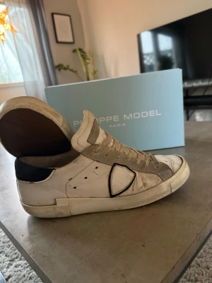 Philippe Model vita sneakers i skinn - Feta Philippe modells för bra pris går att fixa till lite mer som jag ej har gjort vid frågor hör av er tveka inte😉.