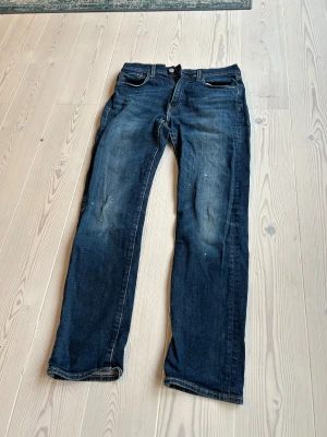 Levi's 502 Premium jeans - Säljer ett par Levi's Premium 502 jeans i mörkblå. Jeansen har två färg flackar som går att tvätta bort. Strl 30/32, Skriv gärna om du har frågor eller vill ha fler bilder