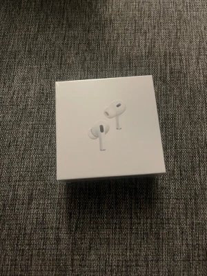 AirPods Pro (2nd generation) with MagSafe Charging Case (USB-C) - Helt nya AirPods Pro (2nd generation) med MagSafe-laddningsetui och USB-C. Kompatibla med iOS, iPadOS, Mac och Apple Watch. Oöppnad förpackning, perfekt skick. Aktiv brusreducering, transparensläge och hög ljudkvalitet. Perfekt för musik, samtal och träning.