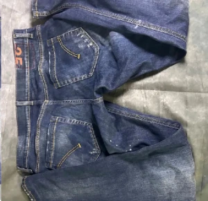 Dondup George  - |Dondup George| 10/10 skick| st w35|                Inga skador eller defekter. Snygg tvätt å slitningar. Tvivla inte på att höra av dig om du har frågor. 