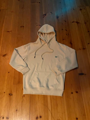 Lacoste hoddie - Jättefin Lacoste hoddie på jättebra skick och säljer för billigt , hör av dig om du har mer frågor!