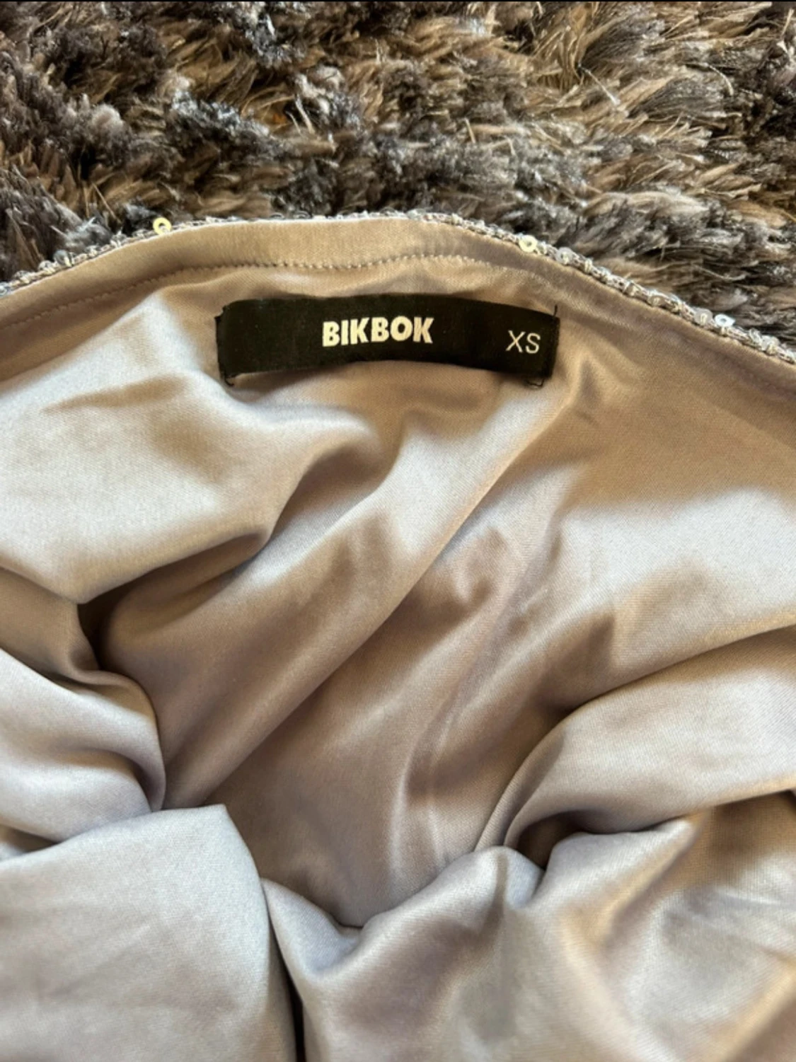 Glittrig långklänning med paljetter - 4