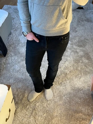 Nudie jeans Grim Tim  - Nudie Jeans | skick 9/10 | Storlek 32/32 | Pris - 549kr | Modellen är ca 178cm lång | Hör av dig vid minsta fråga eller fundering!!