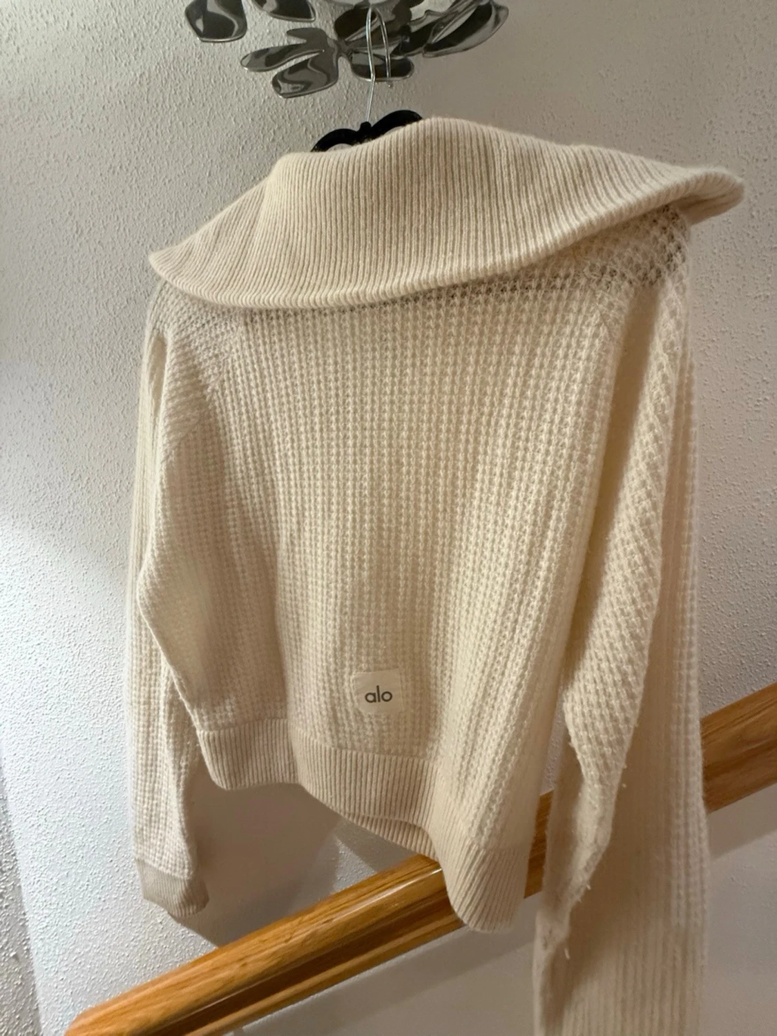 Beige stickad tröja från Alo+ byxor - 1