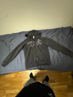 Arieaty zip tröja  - Säljer min arieaty zip tröja i acceptabelt skick då den blivit för lite för mig. Handtaget på zippen har gått sönder men själva zippen fungerar fel fritt.