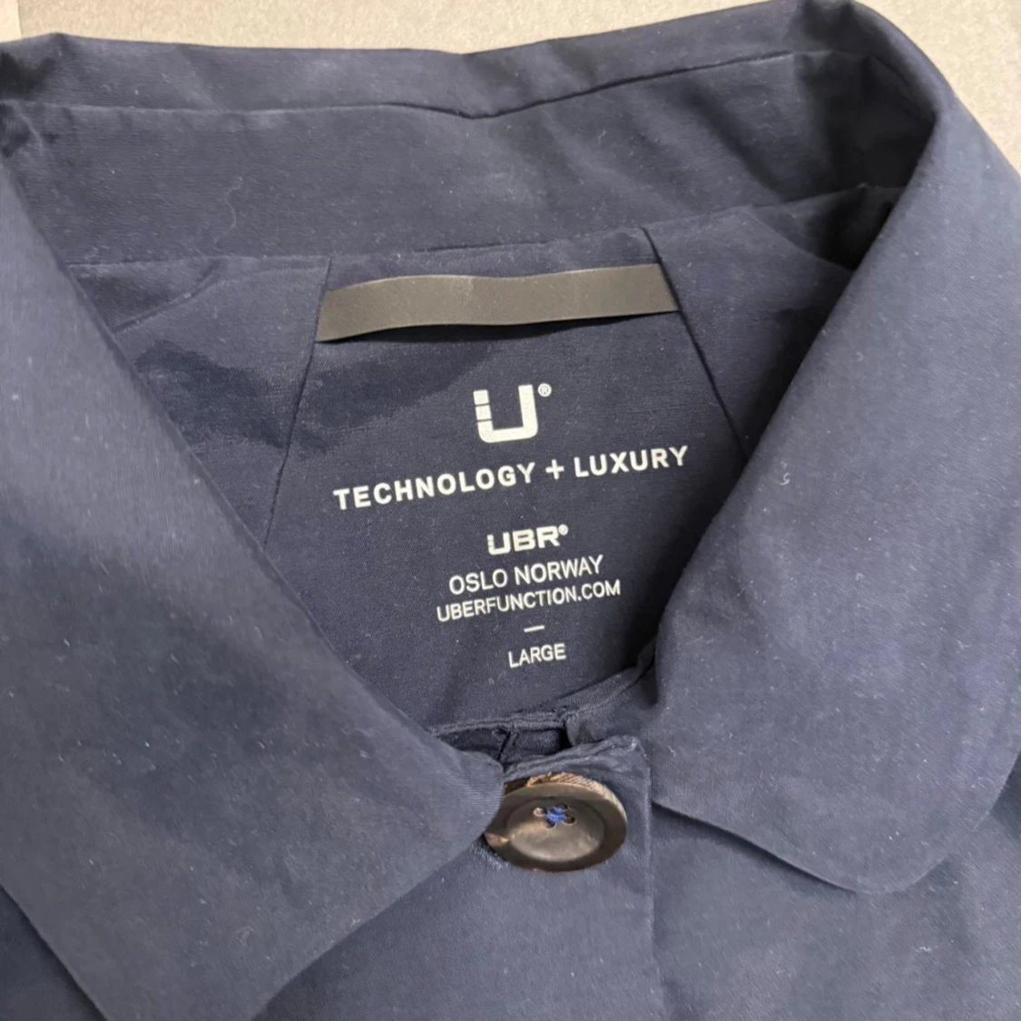 Mörkblå trenchcoat från UBR L - 2