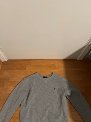 Grå hoodie från polo Ralph Lauren  - Jag säljer en grå hoodie från Ralph Lauren 