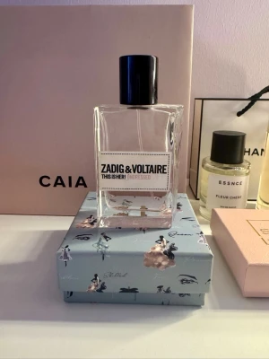 Zadig & Voltaire This Is Her Undressed - säljer min zadig parfym då den inte längre används men sååå god doft och precis hälften kvar!! så feminin och mjuk doft (Inspirationen bakom doften är intimitet, närhet och sensuella minnen.) köpt för 1 300 kr på åhléns