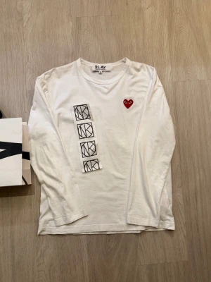 Cdg longsleeve - Säljer min nya comme des garcons longsleeve som krympte i tvätten. Använd 3 gånger, storlek Xl men sitter som S (krympte extremt). Kvitto från NK finns samt alla tags. Nytt skick