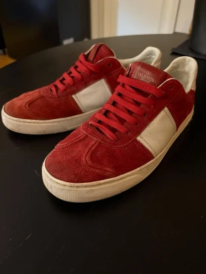 Valentino Flycrew - Valentino Flycrew i fint skick förutom två nitar borta på vänster sko. Köpta från Vestaire och äkhetsbevis finns.😊 Skriv för mer info eller bilder!