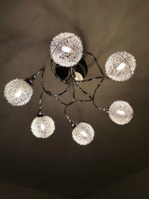 Taklampa - Säljer den här taklampan som jag köpte på Gekås i somras som dessvärre inte passade i min lägenhet💡kommer i originalförpackningen och har endast tagit upp den för att kolla på den. - Bilderna på lampan är på min mammas som har en exakt likadan som den här. Ville att ni skulle få en bild på hur den ser ut i verkligheten✨