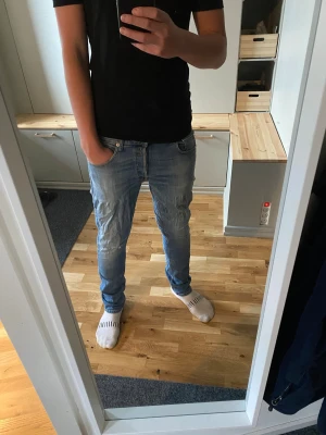 Replay Grover Jeans - Säljer ett par ljusblå Replay Grover jeans i storlek w31 L 32. Jeansen är i rätt bra skick förutom hålen ( se de två sista bilderna). Det kan dock vara snyggt om man gillar att de är lite slitet. Skriv om ni undrar något.