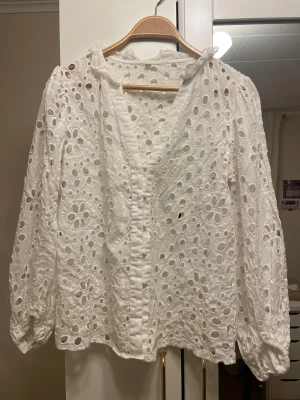Vit boho blus - En boho blus med knappar där fram. I storlek L men funkar som en M. Bara använd några gånger. Vet ej märket men tror Zara.