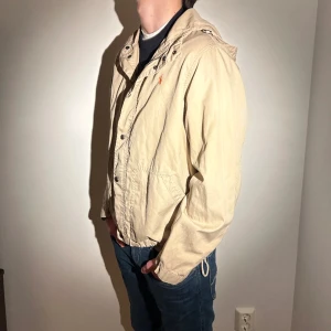 Ralph Lauren Windbreaker - | Ralph Lauren Windbreaker | Skick 8/10 | Strl S | Pris 249 | Modellen på bilden är ca 183 | Hör av dig vid minsta funderingar! 