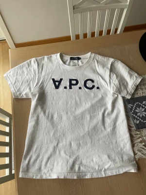 Vit t-shirt från A.P.C. med tryck - Säljer en A.P.C T-shirt. Knappast använd eftersom att den inte passar. Skriv gärna om du har frågor och priset kan självklart diskuteras. 