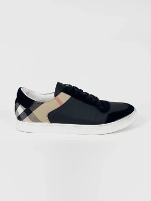 Burberry checked skor - | Säljer ett par Burberry checked sneakers i riktigt bra använt skick. | Storlek: 46 | Dustbag ingår | Hör av dig vid frågor eller funderingar. 