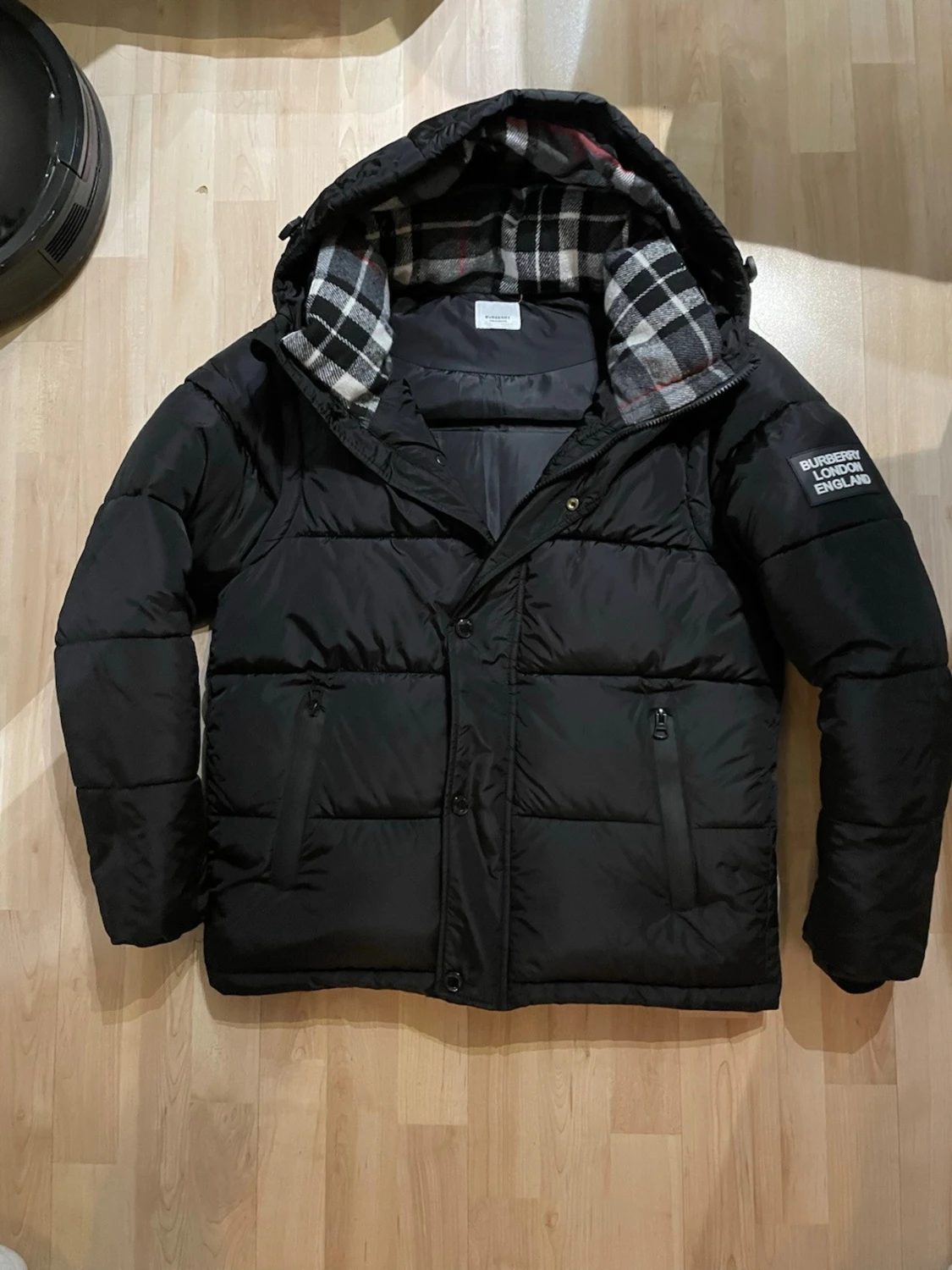 Svart Burberry pufferjacka med huva