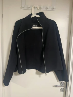 Svart ull jacka från Zara - Jättesnygg svart jacka från Zara i ullblandning, i storlek S, knappt använd. 