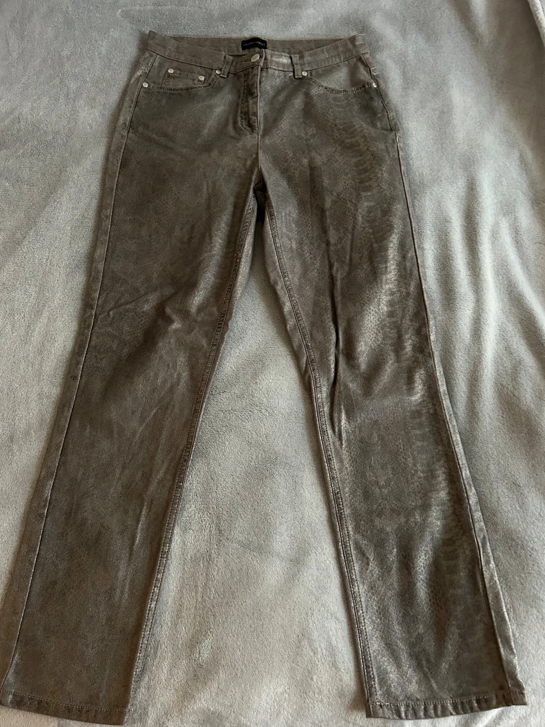 Grå skimriga jeans med ormskinnsmönster från Laura Kent - 1