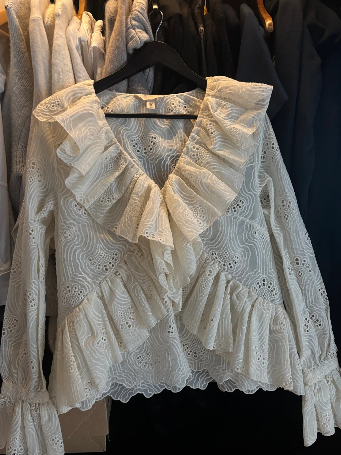 Broderad blus med volanger - 3