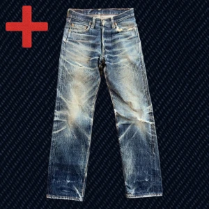 Vintage 90-tals Japanska Selvedge Jeans (Denime)  - .Ett par helt sjuka Vintage Japanska Selvedge Jeans från 90-talet från märket Denime! Bra skick, har blivit lagade i grenen och har slitningar runt över jeansen. Passar ungefär som 29/30. (Se mått nedan!)  Mått: Midja – 36.5 cm, Lår – 27 cm, Innersöm – 76 cm, Längd – 99 cm, Benöppning – 19 cm