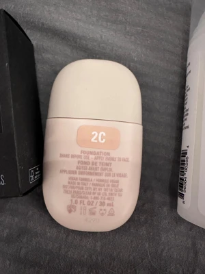 Kylie Cosmetics Skin tint 2C  - Skin tint i nyansen 2C. Använd vid ca 5 tillfällen. 