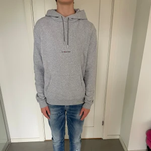 Saint Laurent hoodie  - Säljer nu denna Saint Laurent hoodie, skriv för fler bilder/frågor🙌🏼