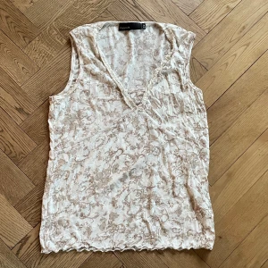 Topp KappAhl  - Söt blommig ärmlös topp i tunt tyg från KappAhl som inte kommit till användning, det står XS men skulle säga mer S❣️