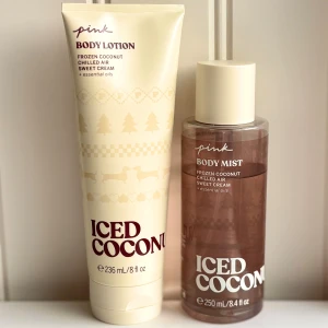 Victorias Secret Pink Iced Coconut Body Mist & Body Lotion - Från Victoria’s Secret PINK. Ett set med body mist (250 ml) och body lotion (236 ml) i doften Iced Coconut. Mist använd enligt bild. Lotion enbart testad. 