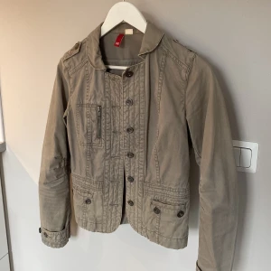 Brun/grön jacka från H&M 36 - Säljer en jättefin brun/grön jacka ifrån H&Ms gamla kollektion i storlek 36 (S). Den är i jättefint skick och knappast använd!