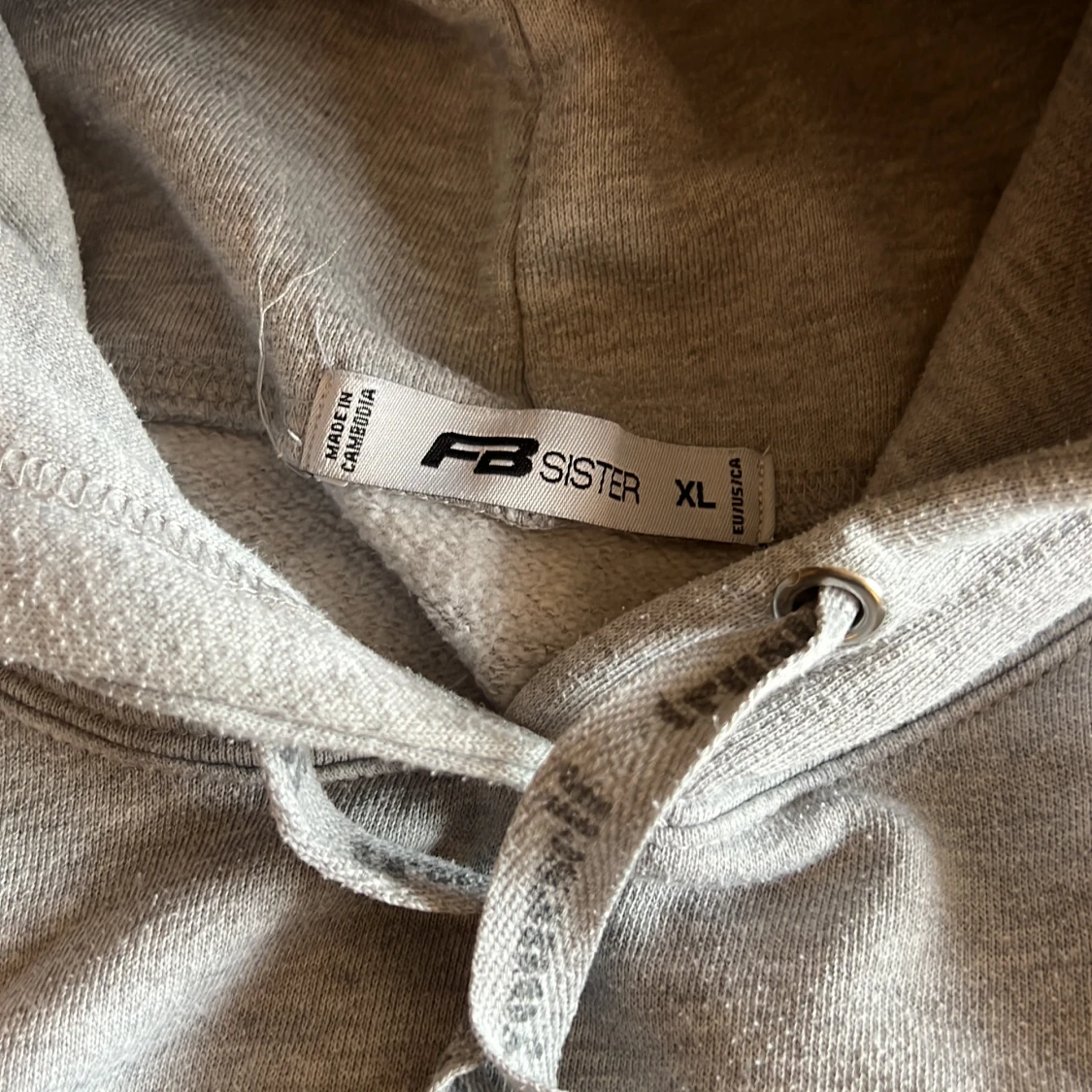 Grå hoodie med volangkant FB Sister - 3